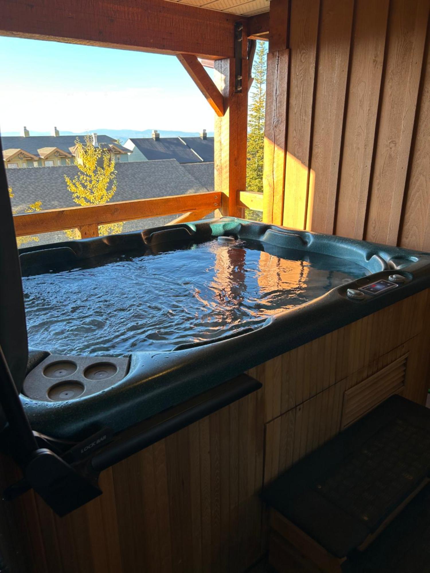 3 Bedroom 3 Bath Ski In Ski Out With Private Hot Tub Big White Eksteriør billede